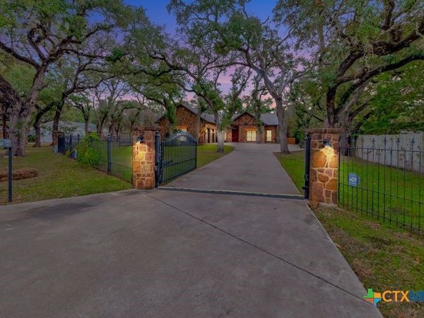 402 Sunset Drive, Edna, TX 77957