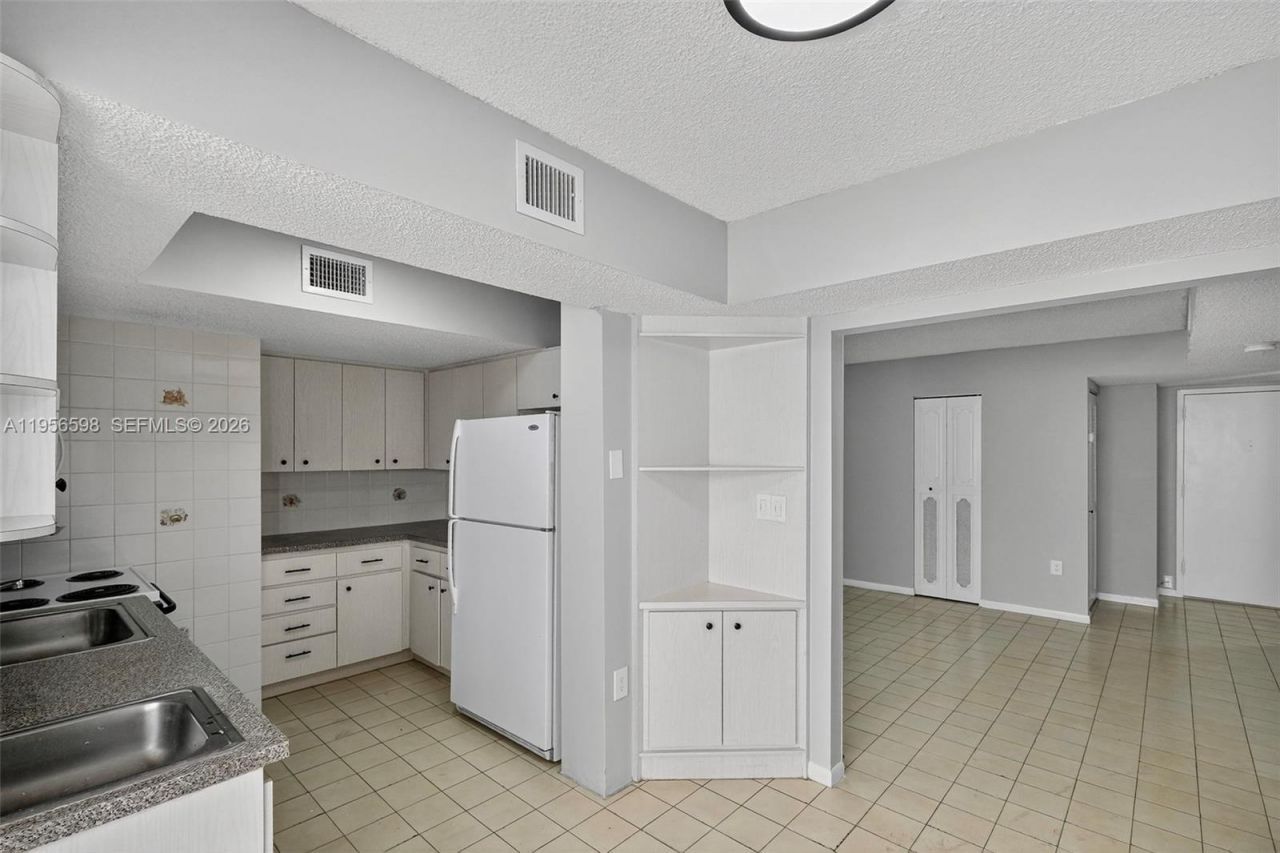 2924 Collins Avenue , Unit 501, Miami Beach, FL 33140 Photo