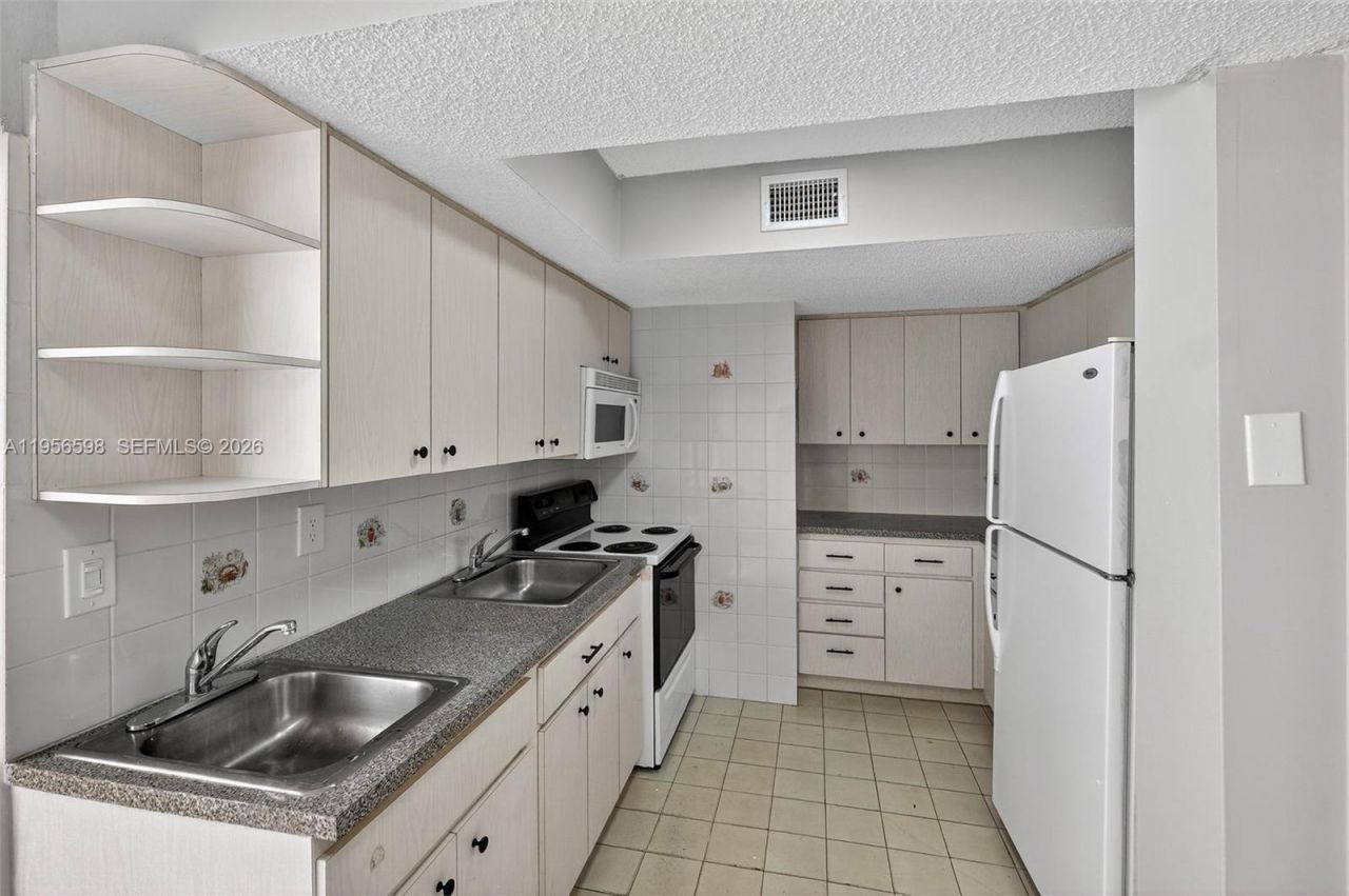 2924 Collins Avenue , Unit 501, Miami Beach, FL 33140 Photo