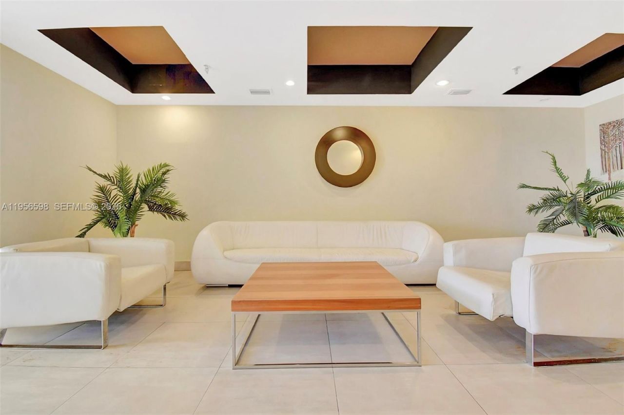 2924 Collins Avenue , Unit 501, Miami Beach, FL 33140 Photo