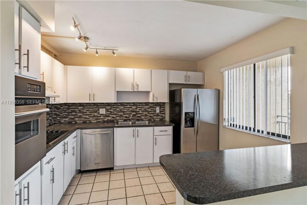 321 Lakeview Dr , Unit 204, Weston, FL 33326 Photo