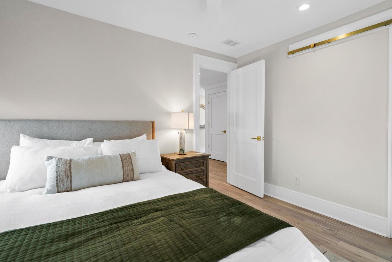 42 Battery Park Road Photo 10