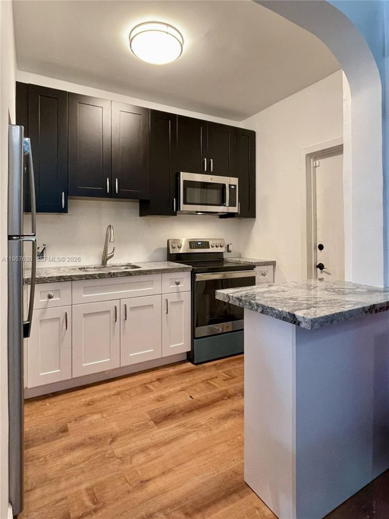 2463 Pine Tree Dr, Unit 4, Miami Beach, FL 33140 Photo