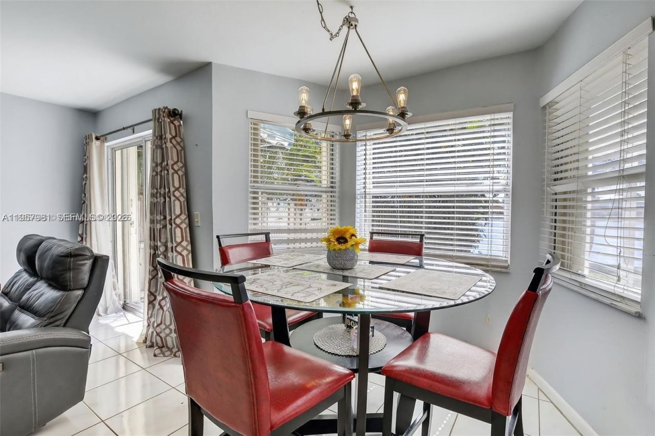 9710 SW 9th Ct, Pembroke Pines, FL 33025 Photo