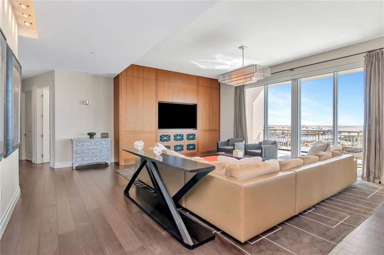 450 Knights Run Avenue, Unit 2102, Tampa, FL 33602 Photo