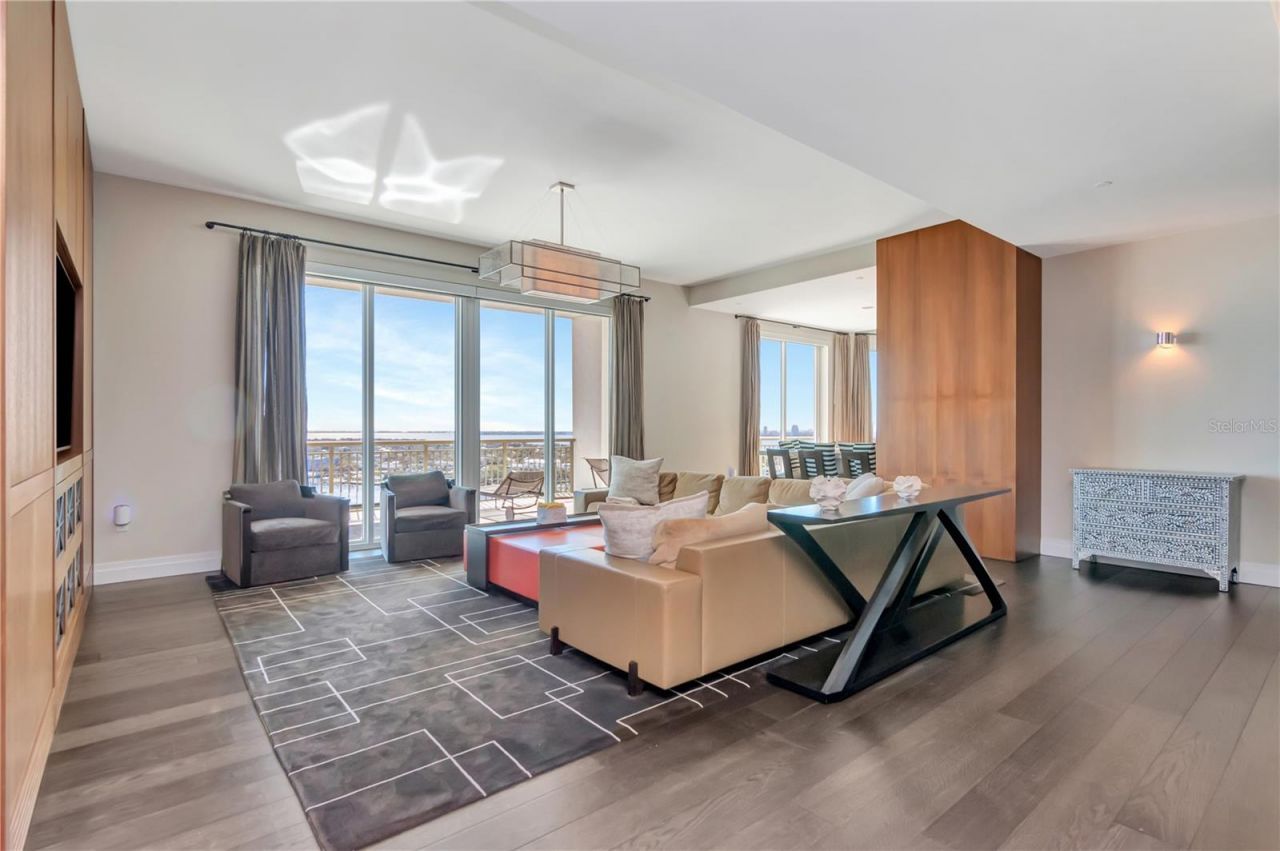 450 Knights Run Avenue, Unit 2102, Tampa, FL 33602 Photo