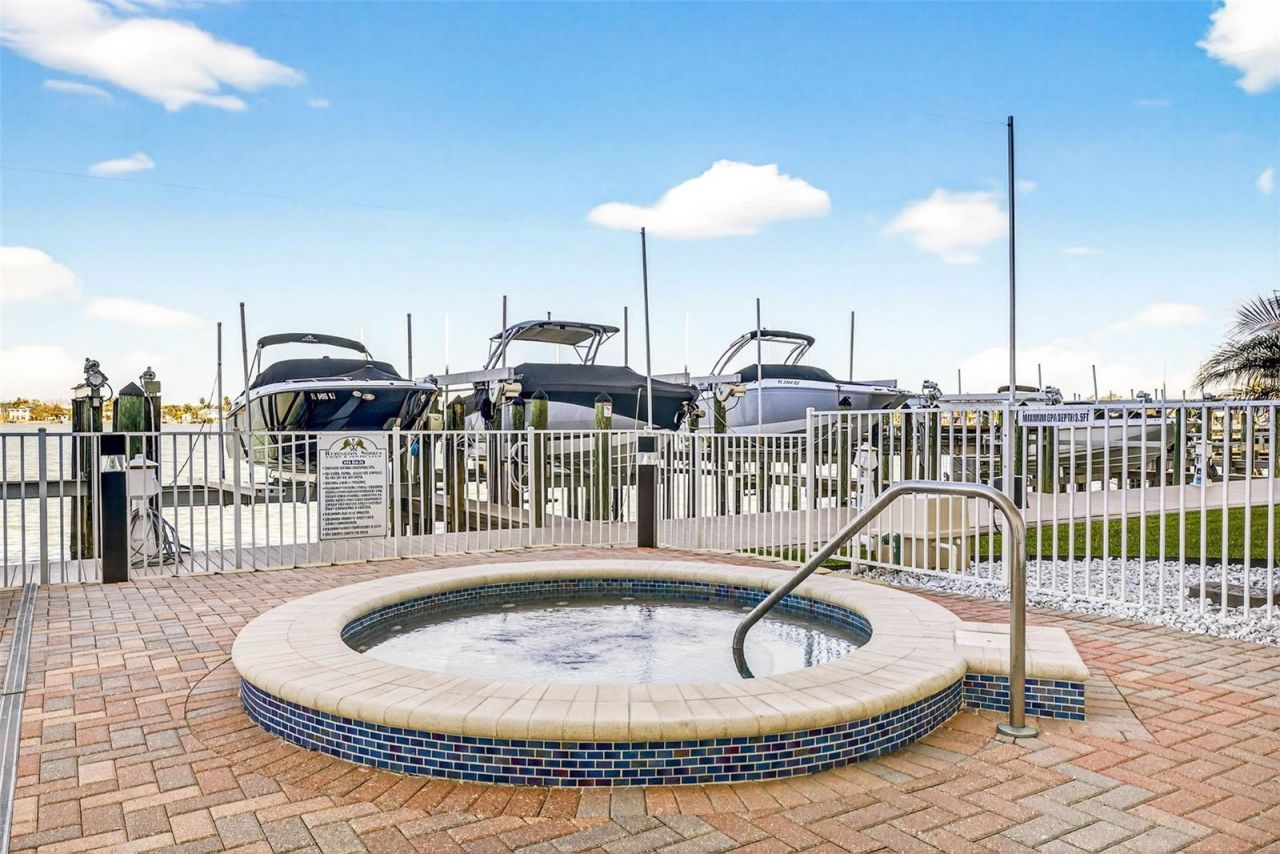 17717 Gulf Boulevard, Unit 401, Redington Shores, FL 33708 Photo