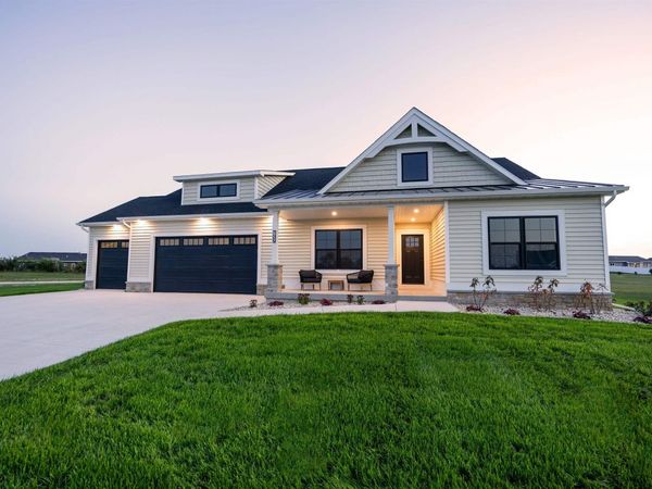 3804 N Woodbury Lane, Janesville, WI 53545