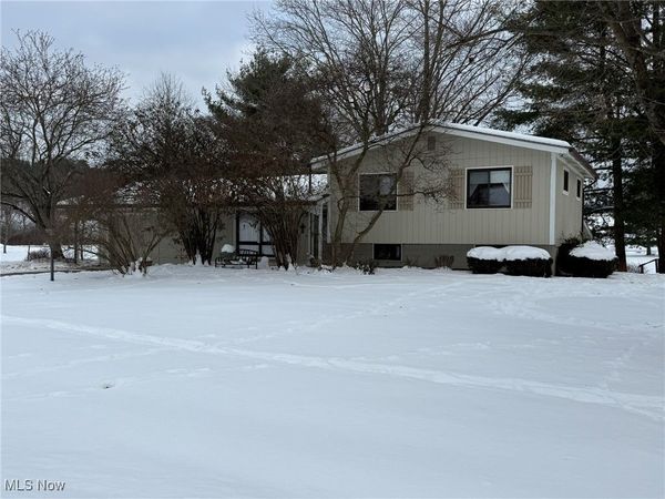 1767 Hillandale Road NE, New Philadelphia, OH 44663