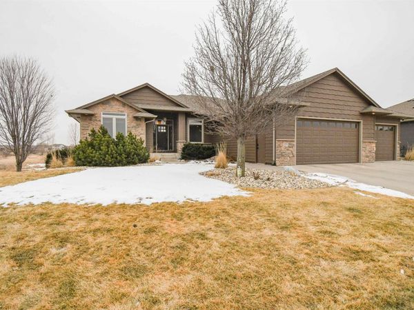 2204 S Silverthorne Ave, Sioux Falls, SD 57110