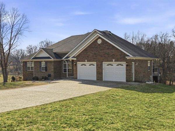 886 Megan Lane , Glasgow, KY 42141