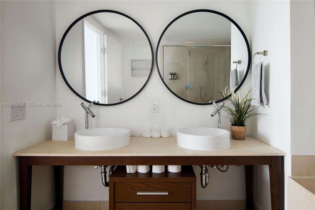 485 Brickell Ave, Unit 3208, Miami, FL 33131 Photo