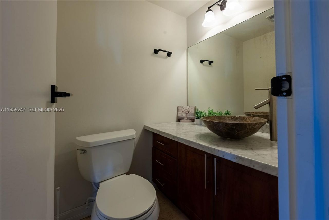 3675 N Country Club Dr, Unit 201, Aventura, FL 33180 Photo