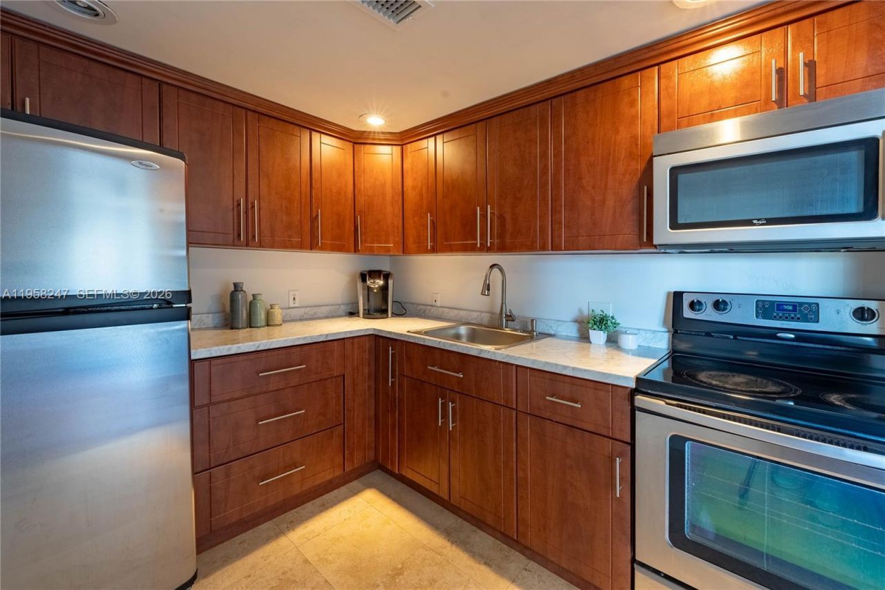 3675 N Country Club Dr, Unit 201, Aventura, FL 33180 Photo