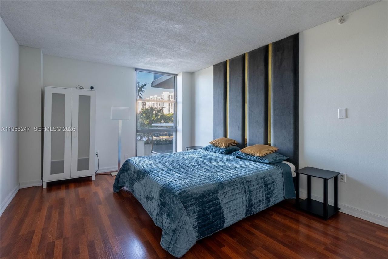 3675 N Country Club Dr, Unit 201, Aventura, FL 33180 Photo