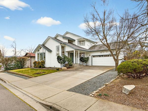 1087 Oak Knoll Drive, Ashland, OR 97520