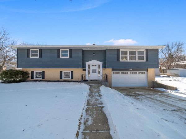 601 Edwards Avenue, West Dundee, IL 60118