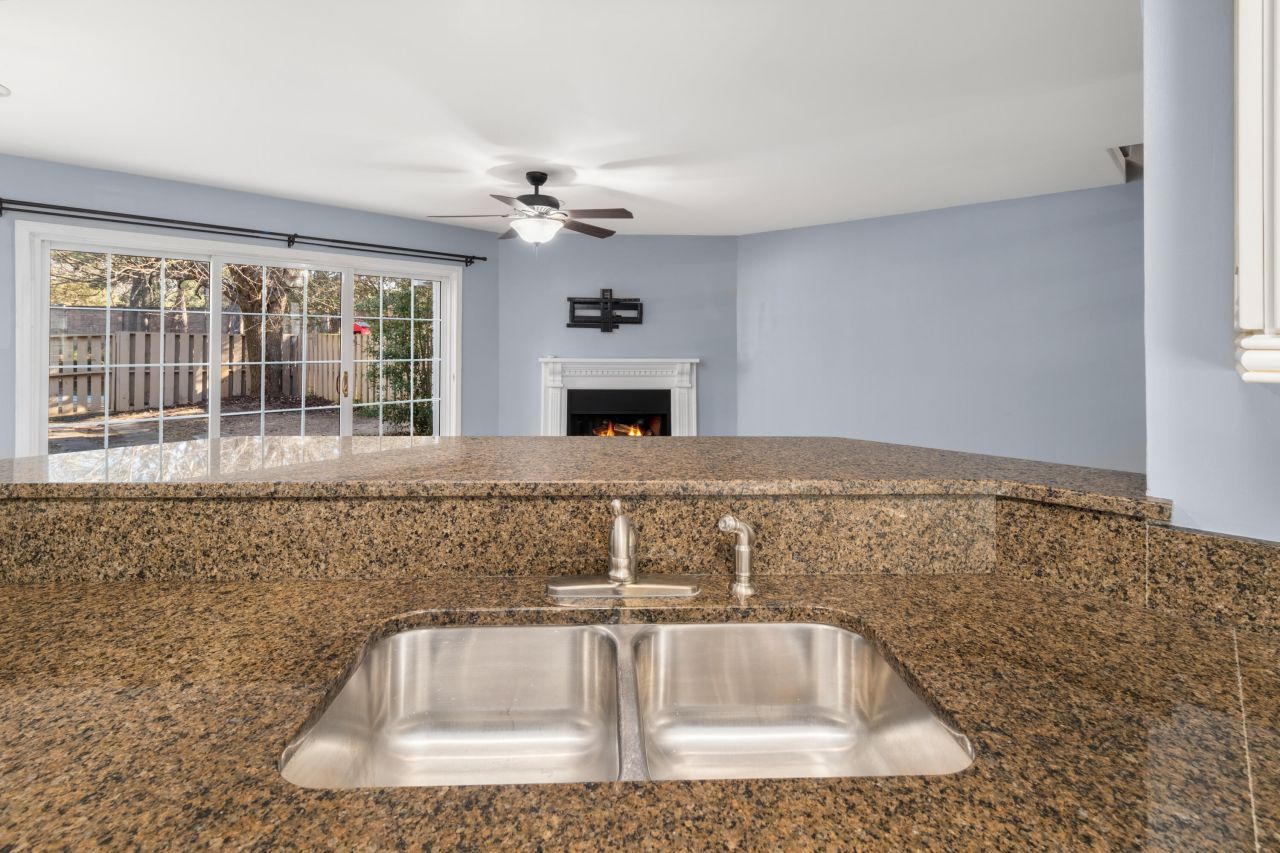 2079 Emerald Terrace Photo 15