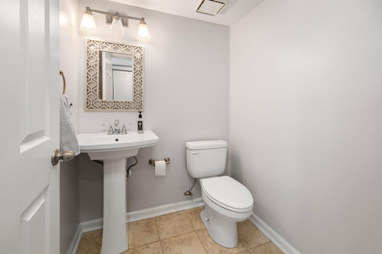 2079 Emerald Terrace Photo 18