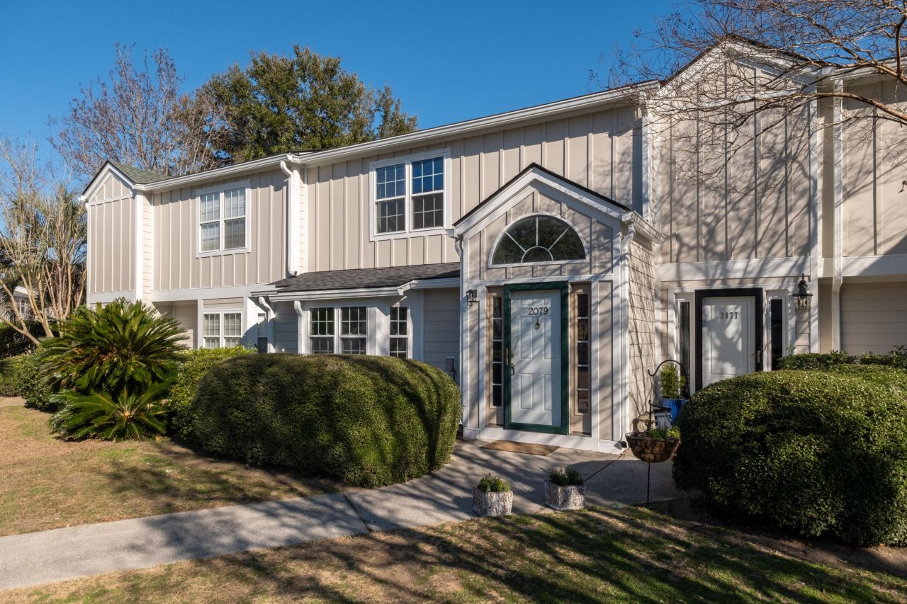 2079 Emerald Terrace Photo 2