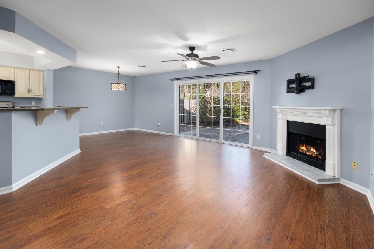 2079 Emerald Terrace Photo 3