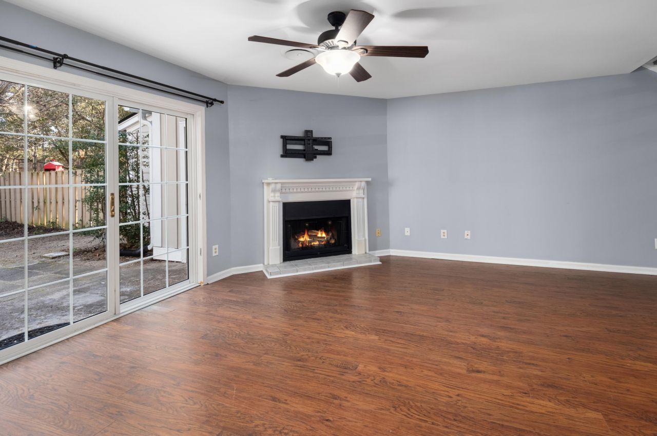 2079 Emerald Terrace Photo 4