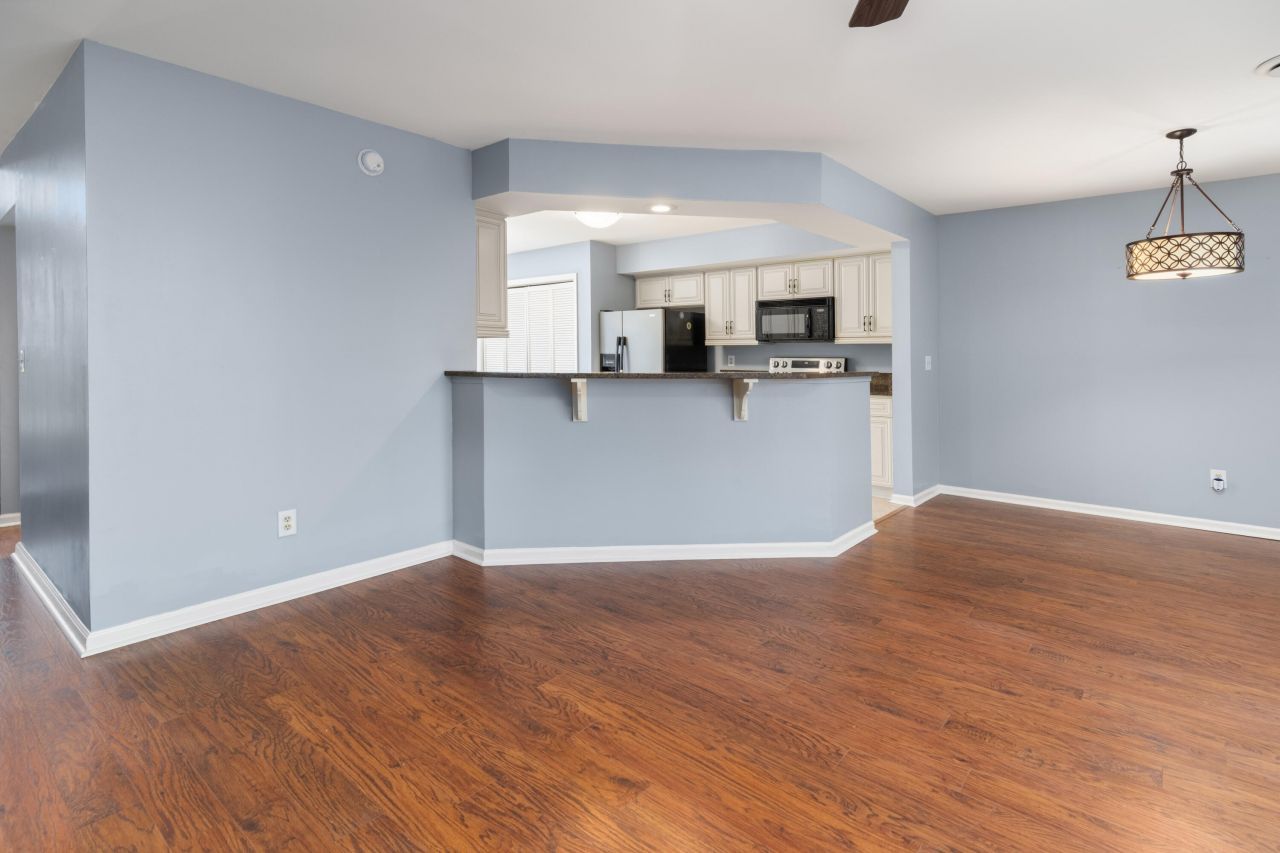 2079 Emerald Terrace Photo 6