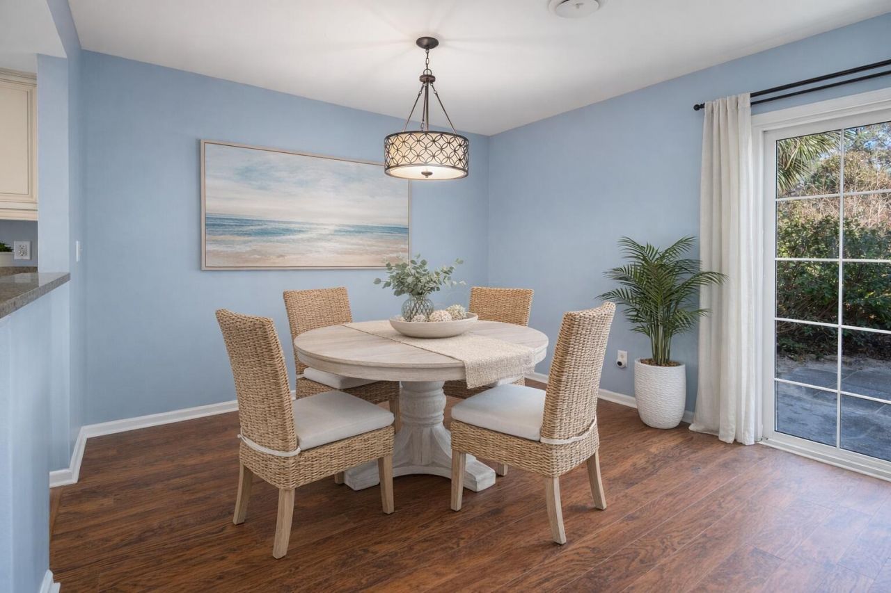 2079 Emerald Terrace Photo 9