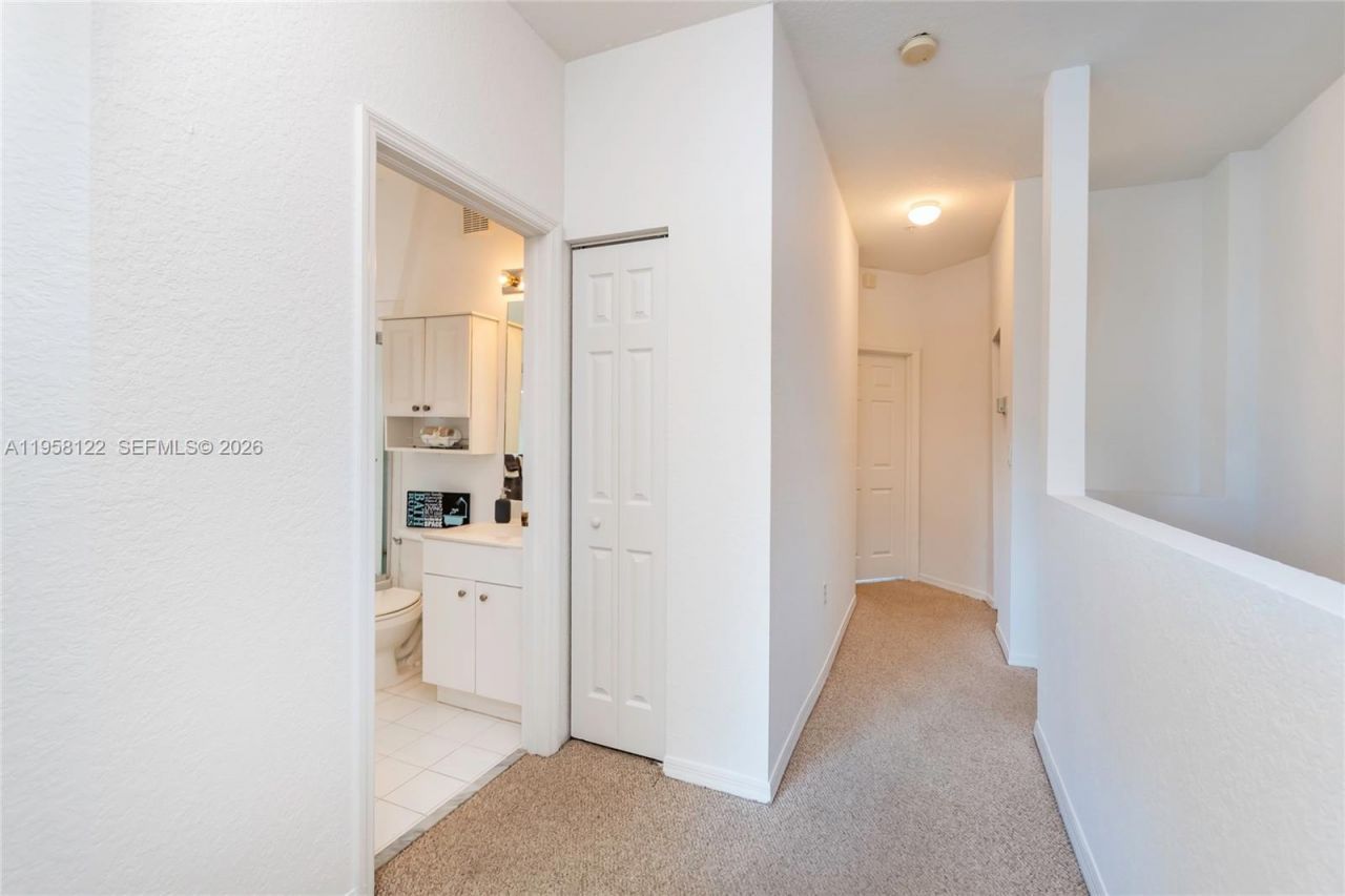 5610 NW 114th Pl, Unit 218, Doral, FL 33178 Photo