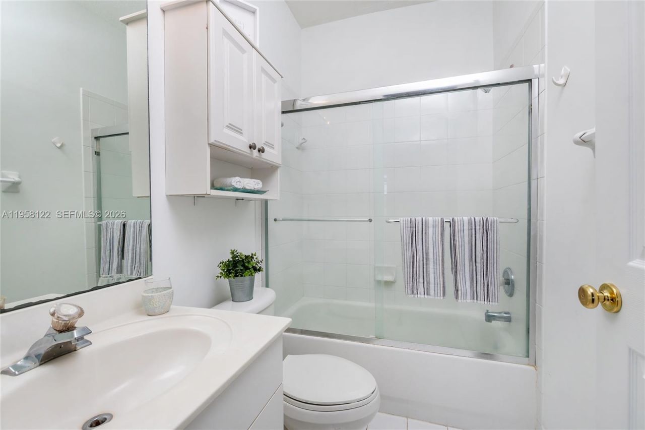 5610 NW 114th Pl, Unit 218, Doral, FL 33178 Photo