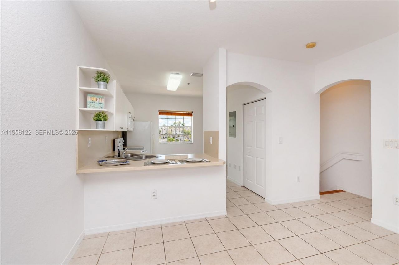 5610 NW 114th Pl, Unit 218, Doral, FL 33178 Photo