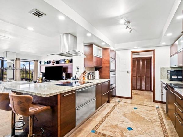 1800 NE 114th St, Unit 811, Miami, FL 33181