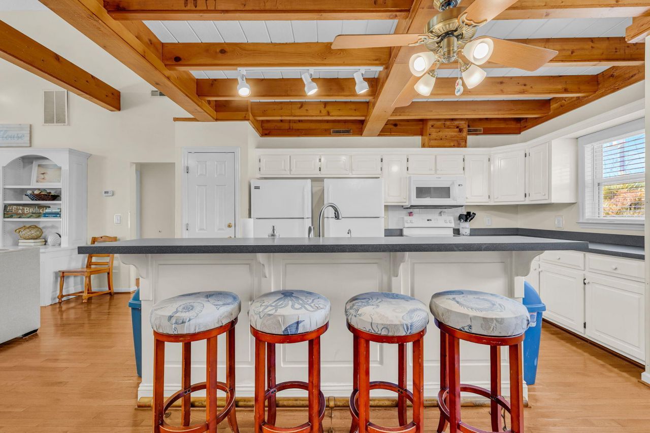 512 Pompano Street Photo 5