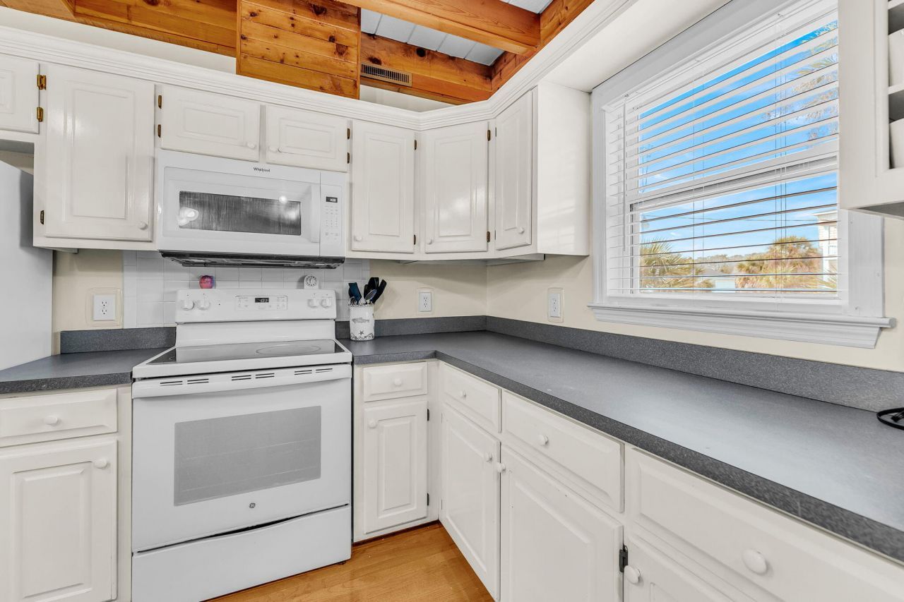 512 Pompano Street Photo 7