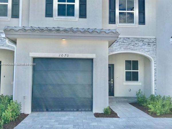 1070 SE 26th Ter , Homestead, FL 33035