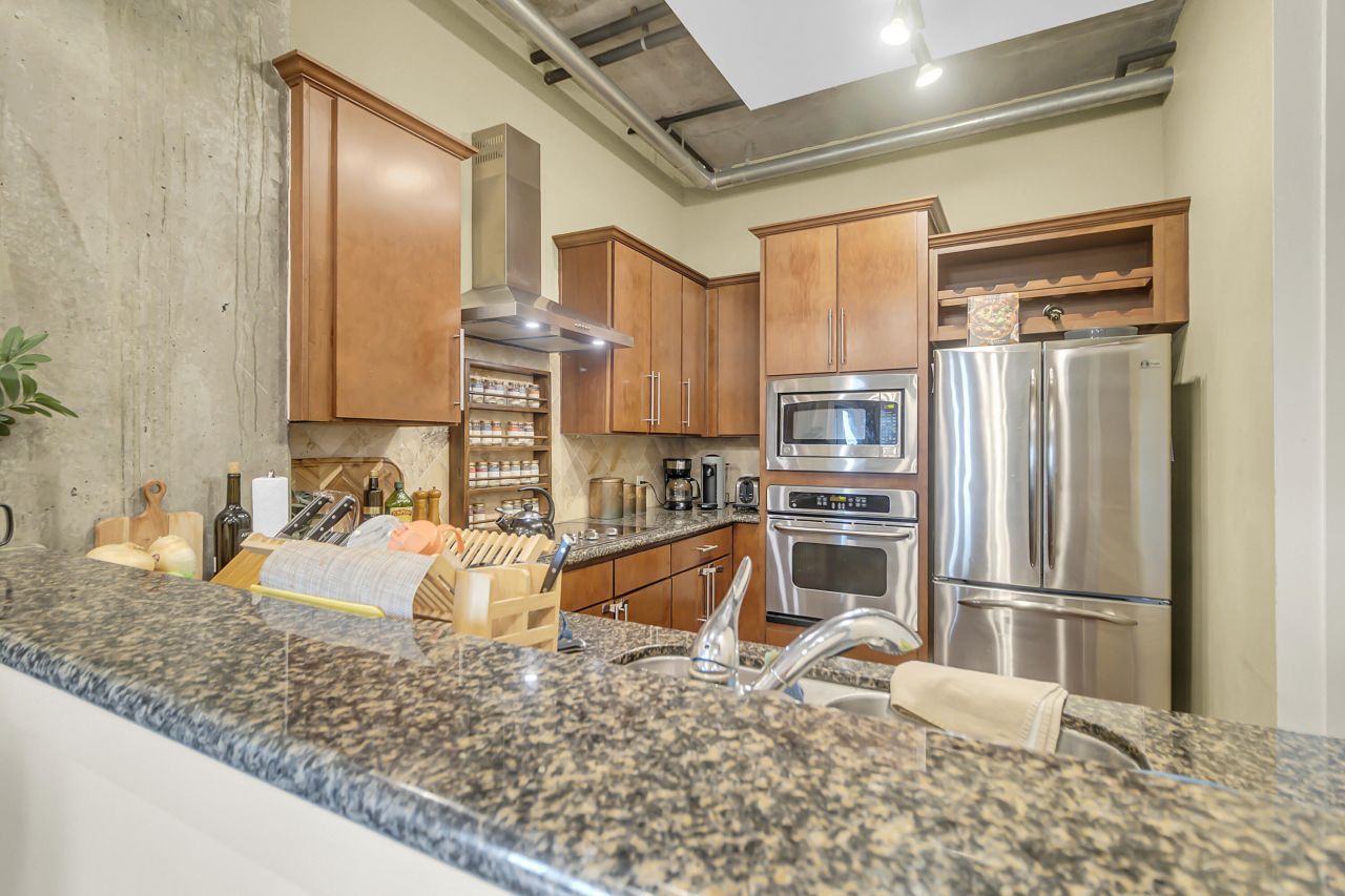 150 Bee Street Photo 7