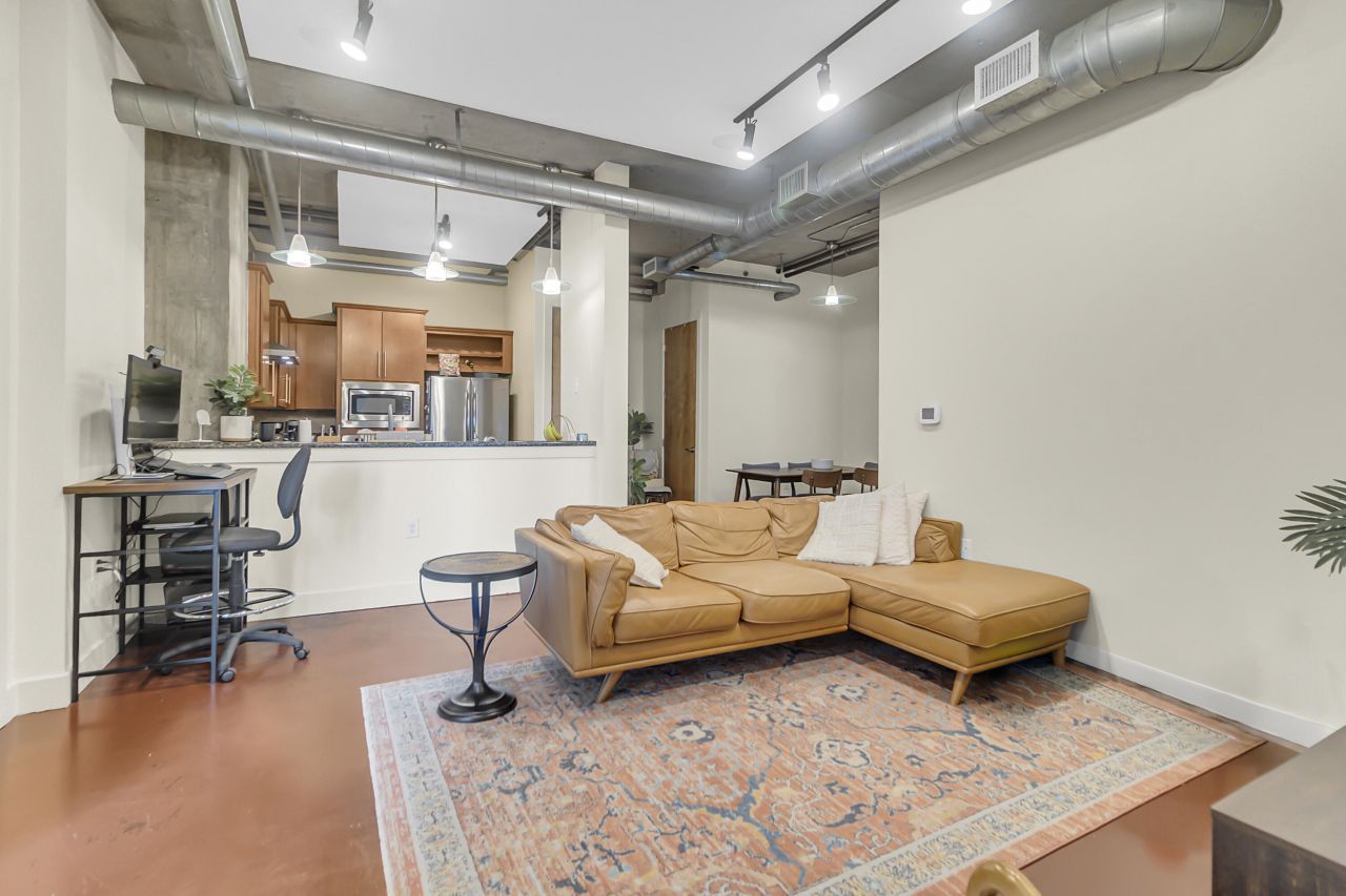 150 Bee Street Photo 8