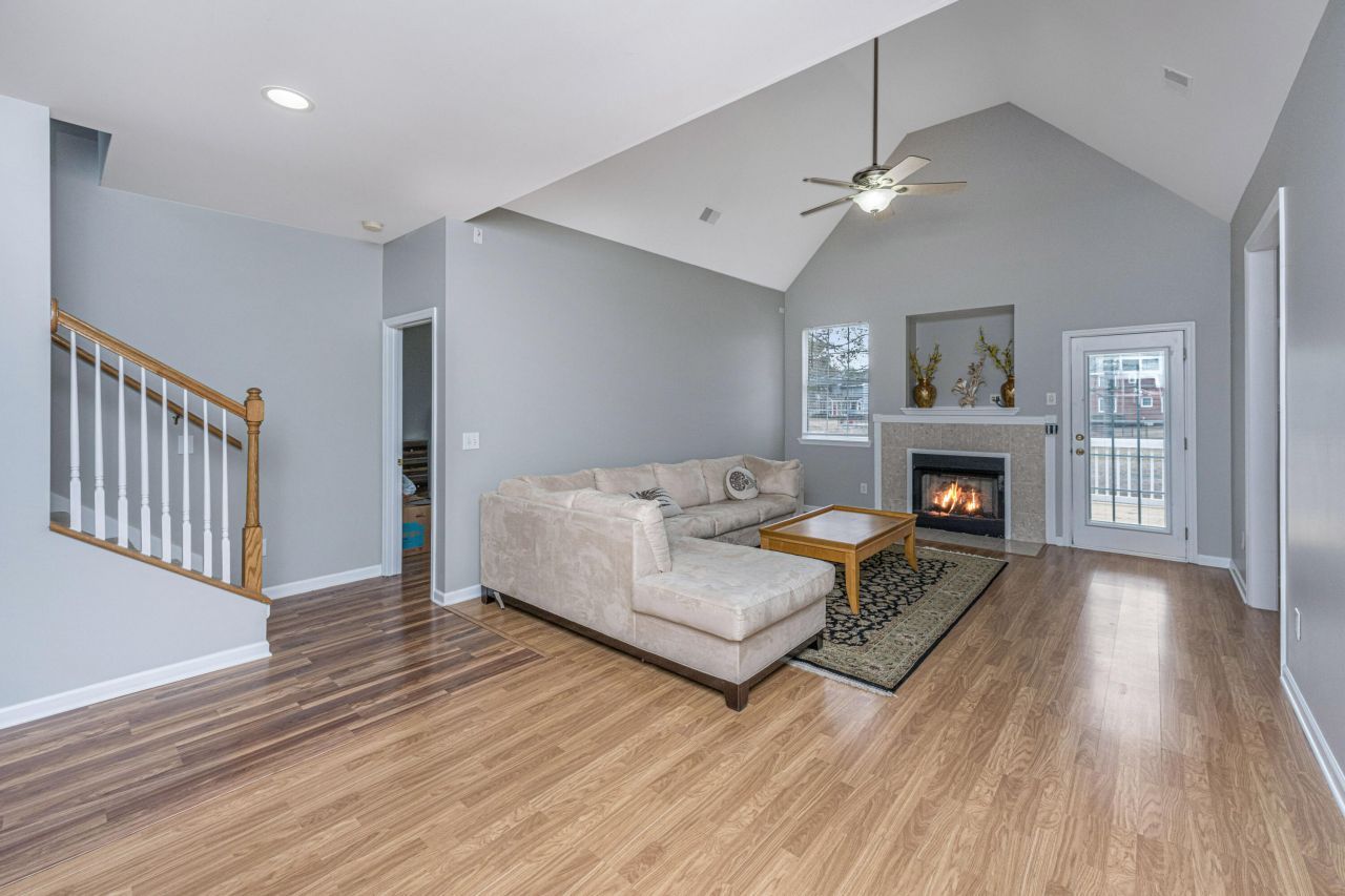 1319 Lark Lane Photo 3