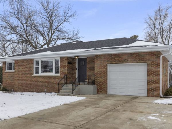 833 Parkside Drive, Wheaton, IL 60187