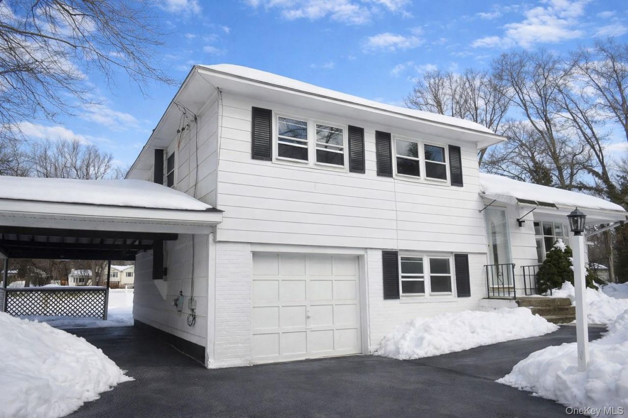 10 Lori Street, Poughkeepsie, NY 12603 Main Photo