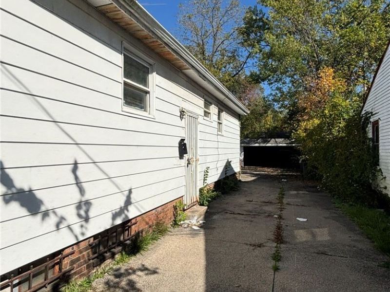 4549 Lee Road, Cleveland, OH 44128 Photo 18