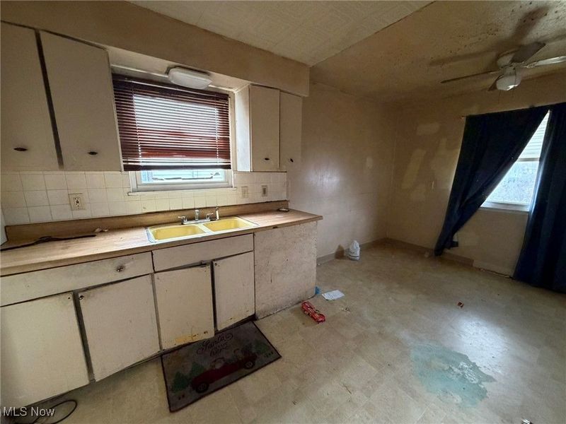 4549 Lee Road, Cleveland, OH 44128 Photo 2