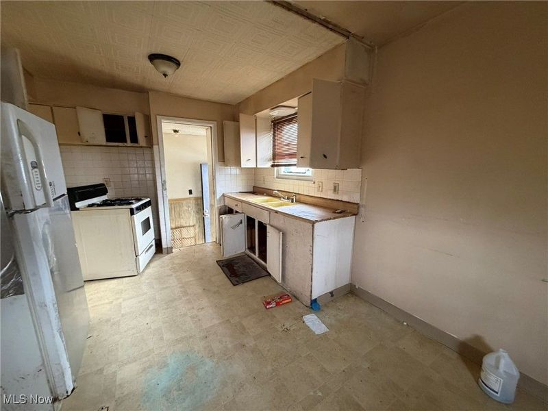 4549 Lee Road, Cleveland, OH 44128 Photo 3