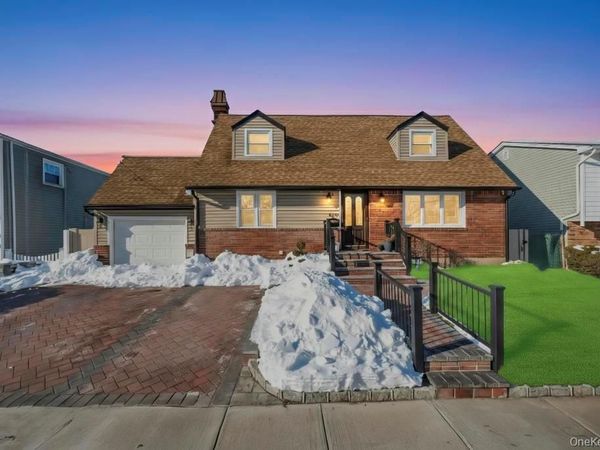 460 Roquette Avenue, Floral Park, NY 11001