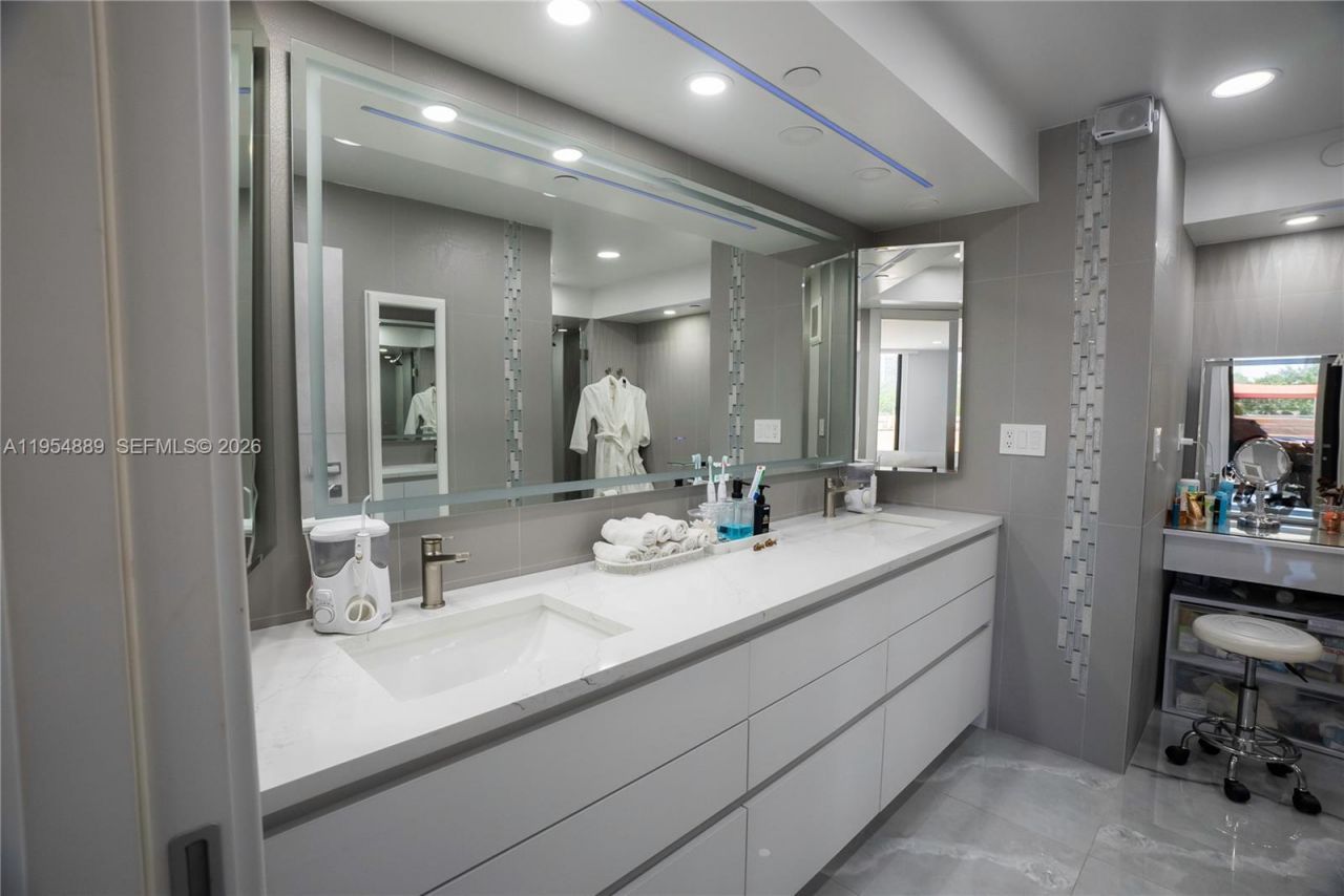 210 174th St, Unit 309, Sunny Isles Beach, FL 33160 Photo