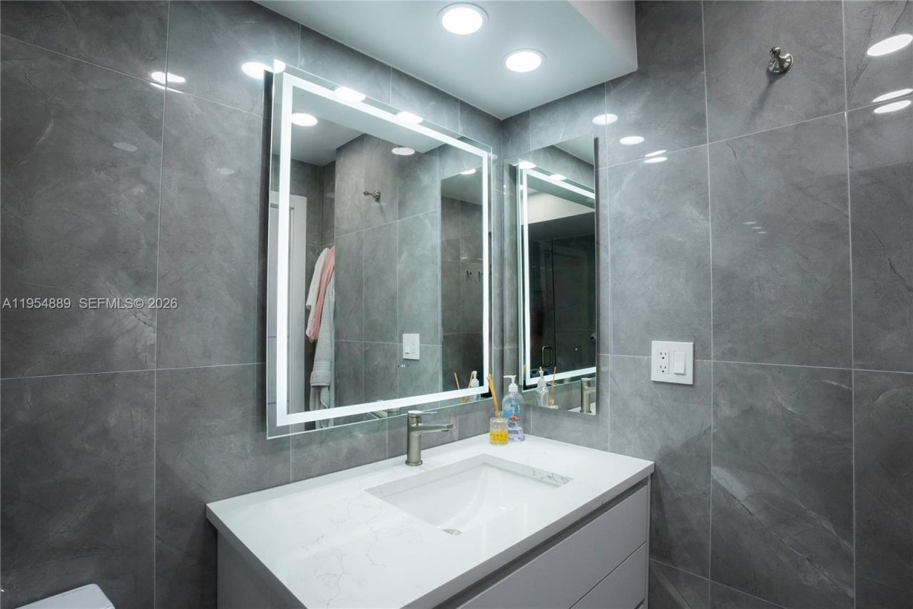 210 174th St, Unit 309, Sunny Isles Beach, FL 33160 Photo
