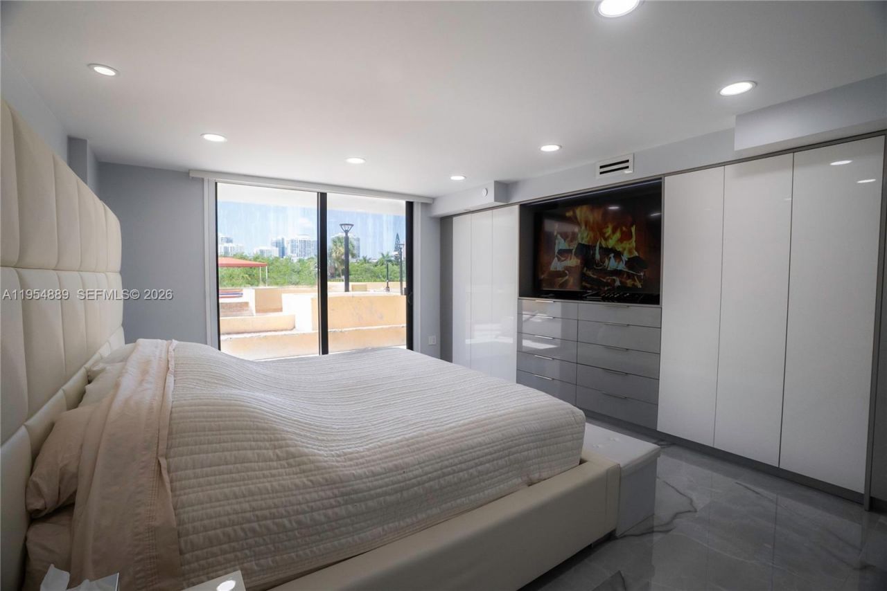 210 174th St, Unit 309, Sunny Isles Beach, FL 33160 Photo