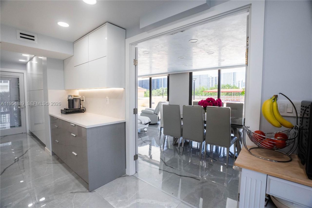 210 174th St, Unit 309, Sunny Isles Beach, FL 33160 Photo