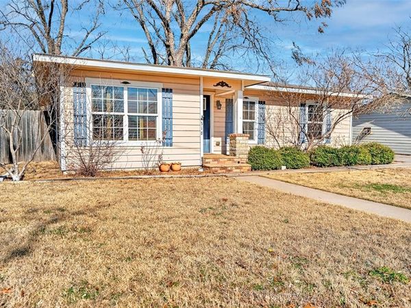 316 W Rucker Street, Granbury, TX 76048