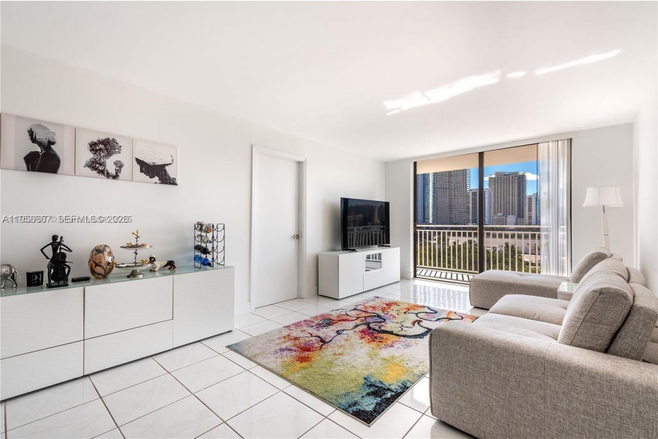 210 174th St , Unit 807, Sunny Isles Beach, FL 33160 Photo